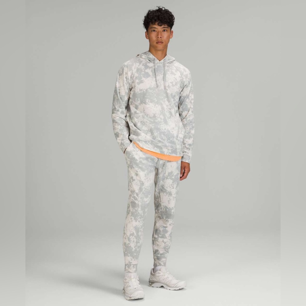 Basically New Lululemon Set (Sweatshirt and matching Sweatpants) 256$ Value!
